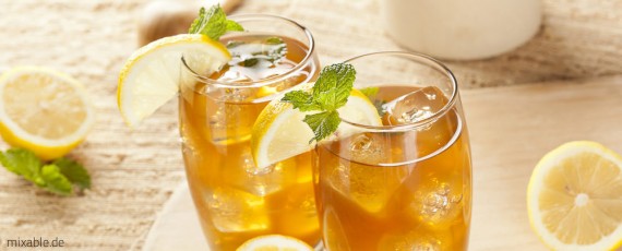 Tee Cocktail mit Zitrone